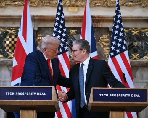 Donald Trump Directs Criticism on Vladimir Putin and Commends UK in Joint Appearance with Starmer